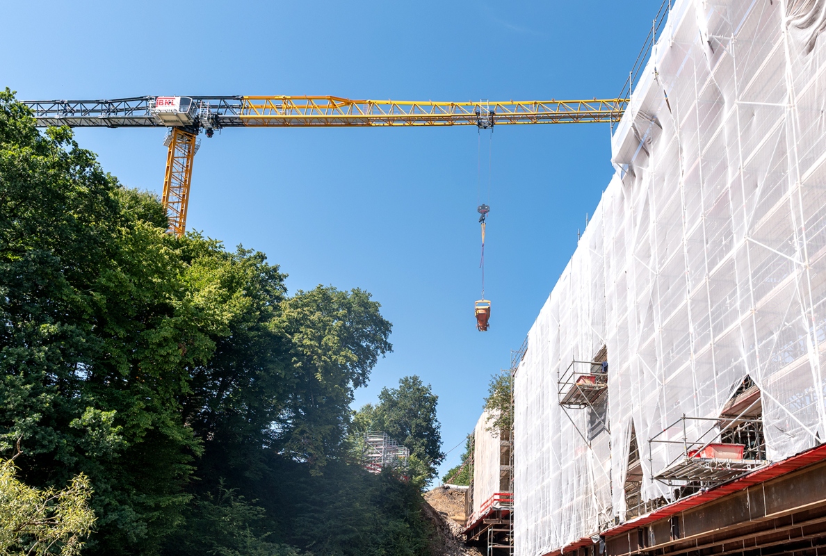 70-metre reach for heavy loads. With a hook height of around 38 metres and a maximum load capacity of 11 tonnes, an 800-tonne-metre crane TLS 800 50T from the BKL System Sáez has assisted with the renovation work on a railway bridge.