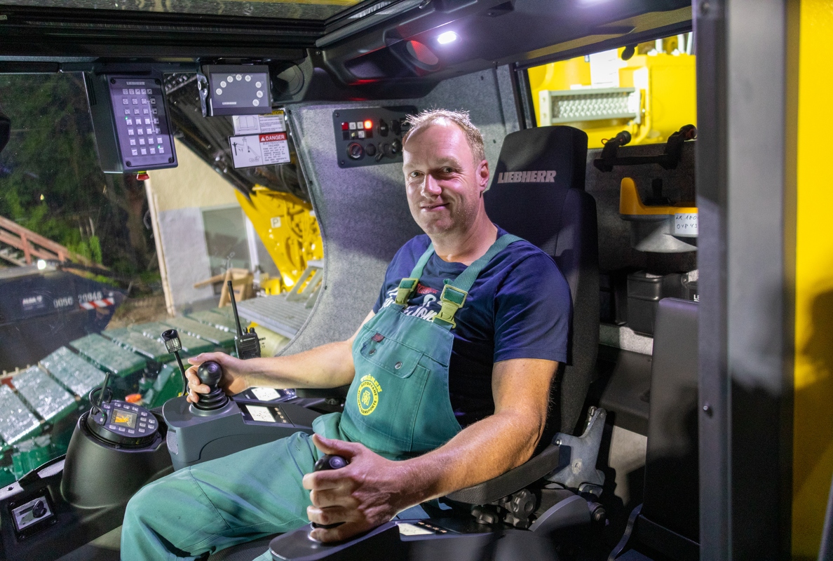 Crane driver Dino Wachsbaum is delighted with the Liebherr 800-tonne crane.