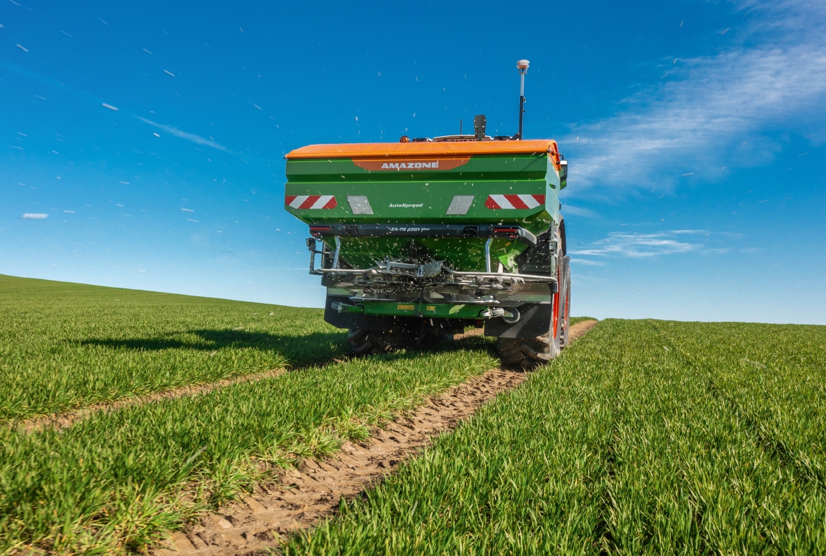 Self-adjustment of the spreader through measurement of the actual spread pattern