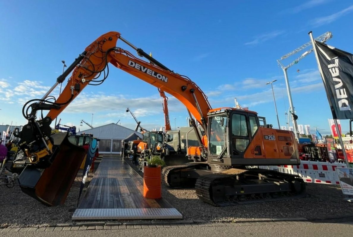A warm welcome: The new DX260-9 crawler excavator formed the gateway to the DEVELON exhibition area at the VON DER WEHL Group stand.