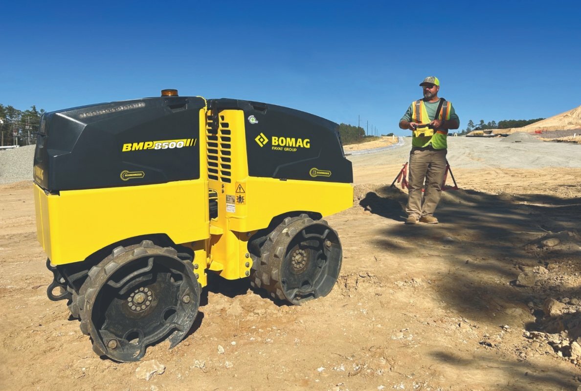 Quickly paired, securely connected: Bomag's new trench roller works via stable radio operation with an ergonomic remote control.