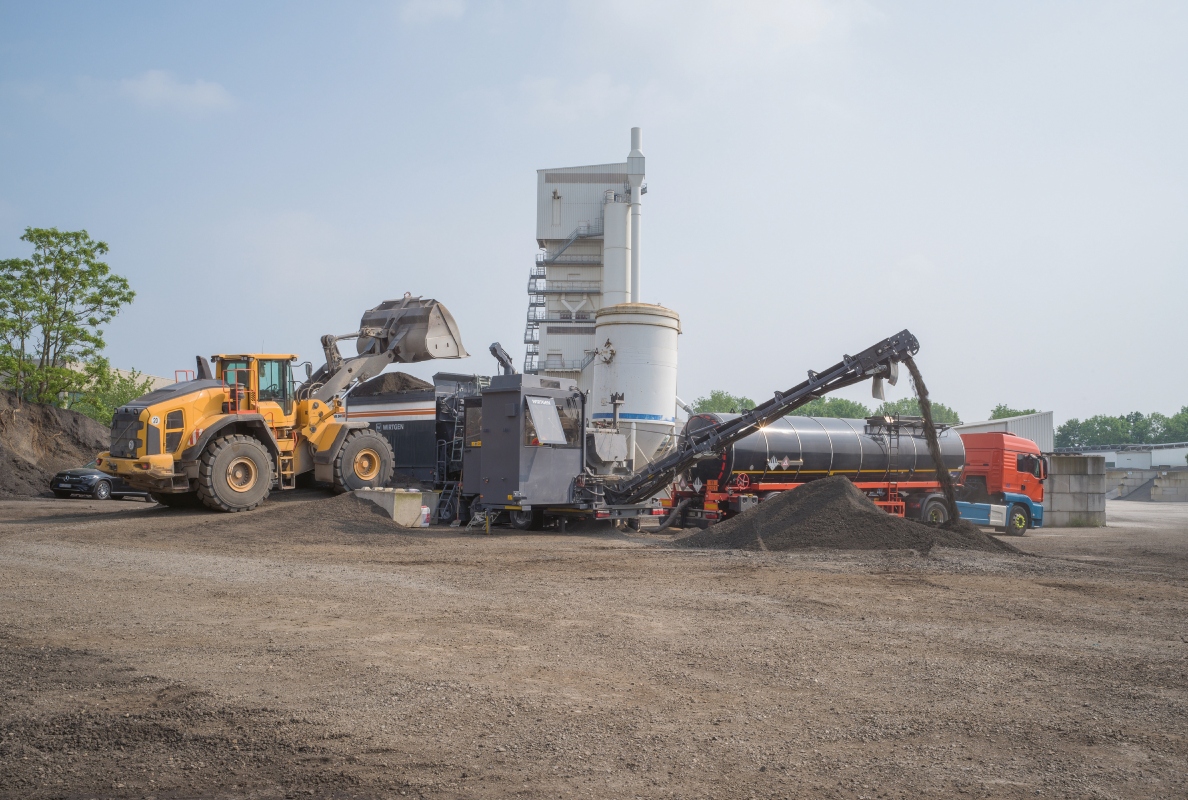 The mobile cold mixing plant KMA 240i was set up close to the construction site and produced the mix for the new BSM base layer from the milled asphalt with the addition of binding agents.