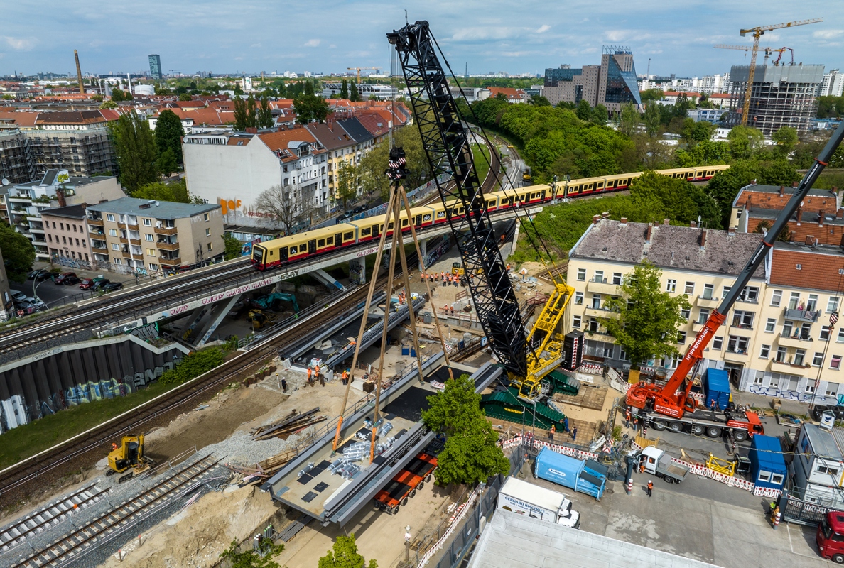 The second railway bridge is installed on the neighbouring track while the suburban railway is in operation.