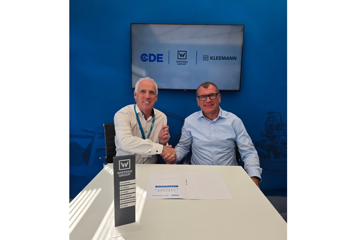 Contract conclusion: Alexander Knam, Kleemann Managing Director and Tony Convery CDE- Executive Chairman seal their joint cooperation for the German market.