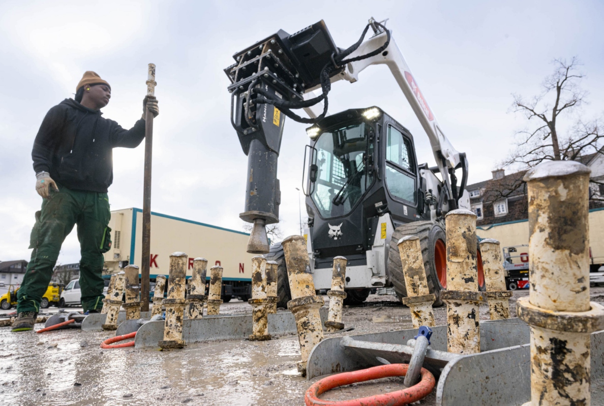 Martin Lacey-Krone, Circus Director and big-cat trainer at Circus Krone with the new Bobcat S86 compact loader.