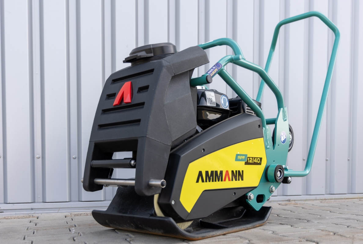 The new forward-moving vibratory plates APF 12/40-2 or APF 12/50-2 are compact and maneuverable like their predecessors, but considerably more powerful.