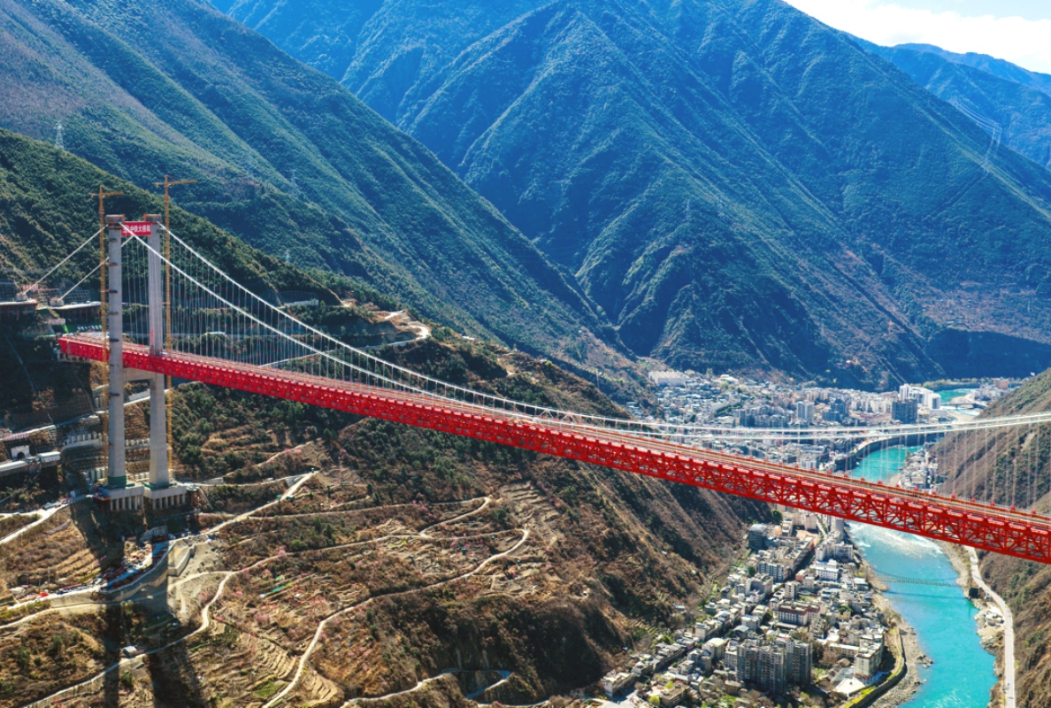 Potain MC 480 tower cranes overcome extreme canyon conditions to deliver key pylon infrastructure for the 1,060 m Luding Dadu River Bridge project.