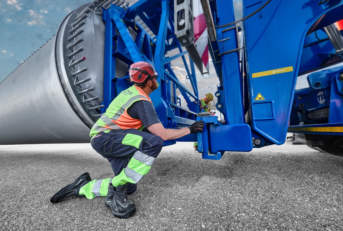 Plug-and-Play in practice: the simple and safe installation procedure of the rotor blade mounting saves time as well as protecting both personnel and materials.