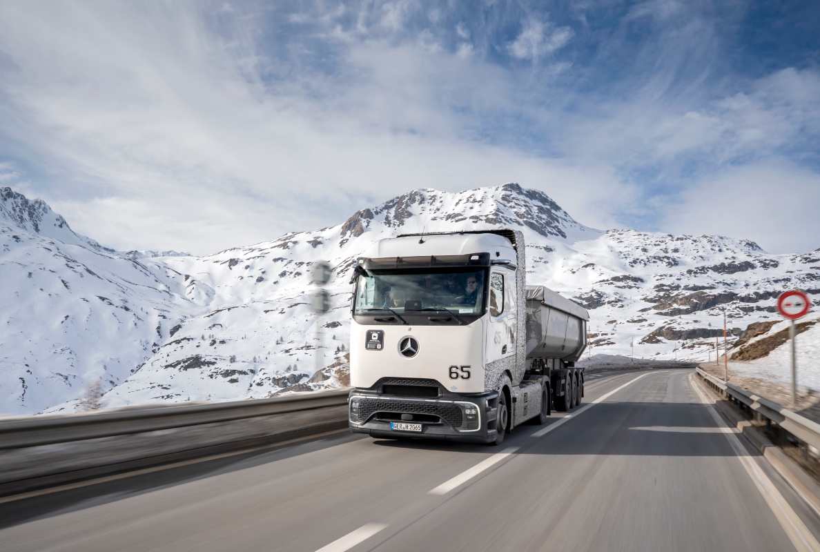 Winter Testing Mercedes-Benz GenH2 Truck in Switzerland
