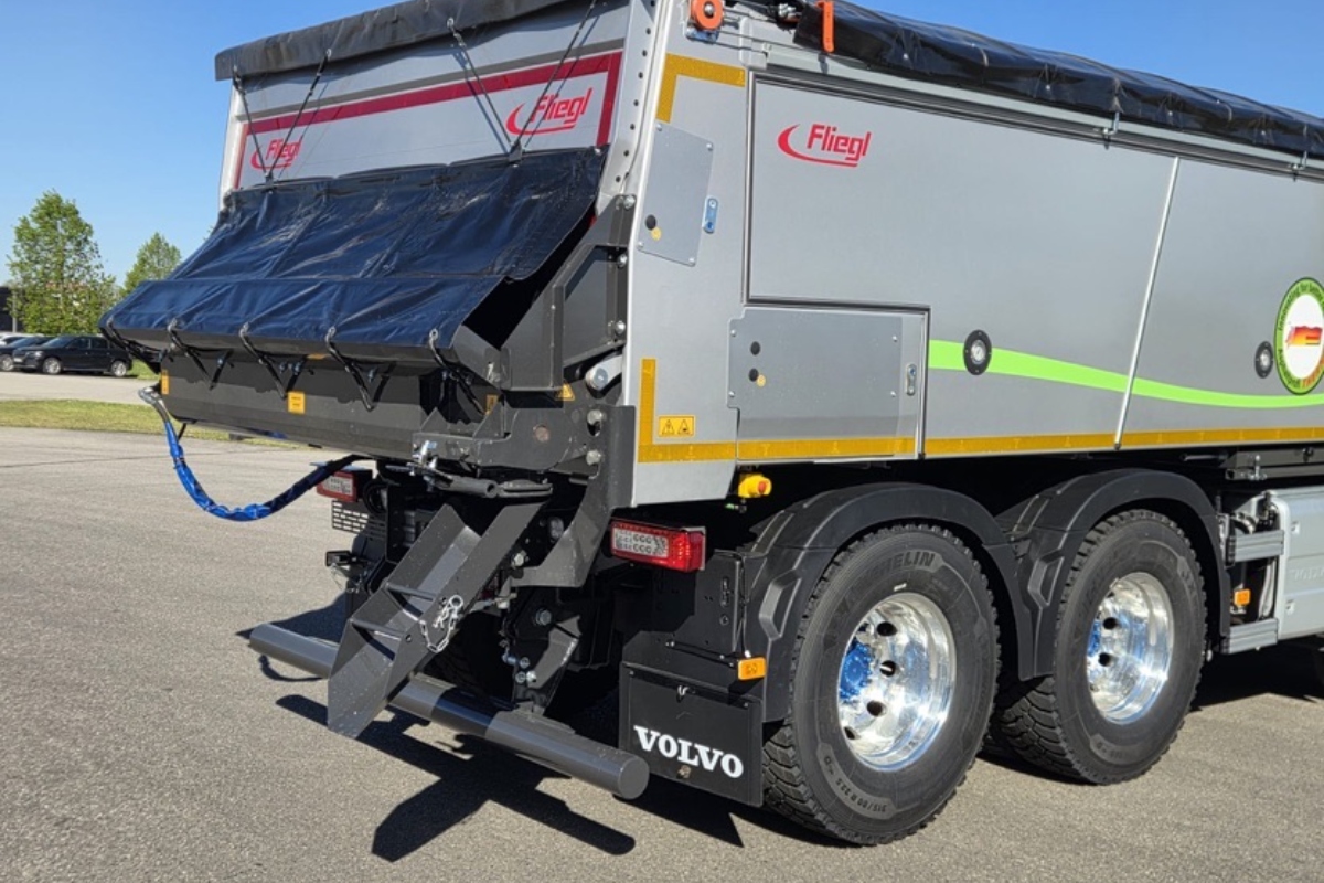 Fliegl Construction and Municipal Technology – Wiesel Compact – swivelling chute – cover tarpaulin