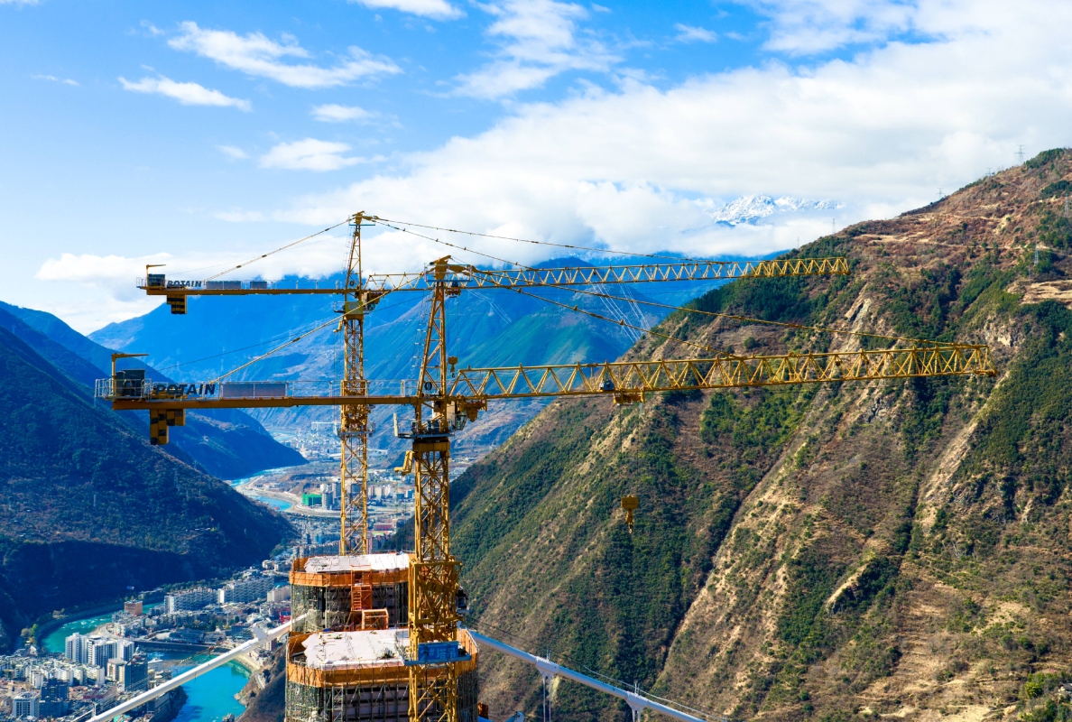 Selected for their stability, the crane trio constructed the pylons for the 1,060 m bridge to improve connectivity across the mountainous terrain.