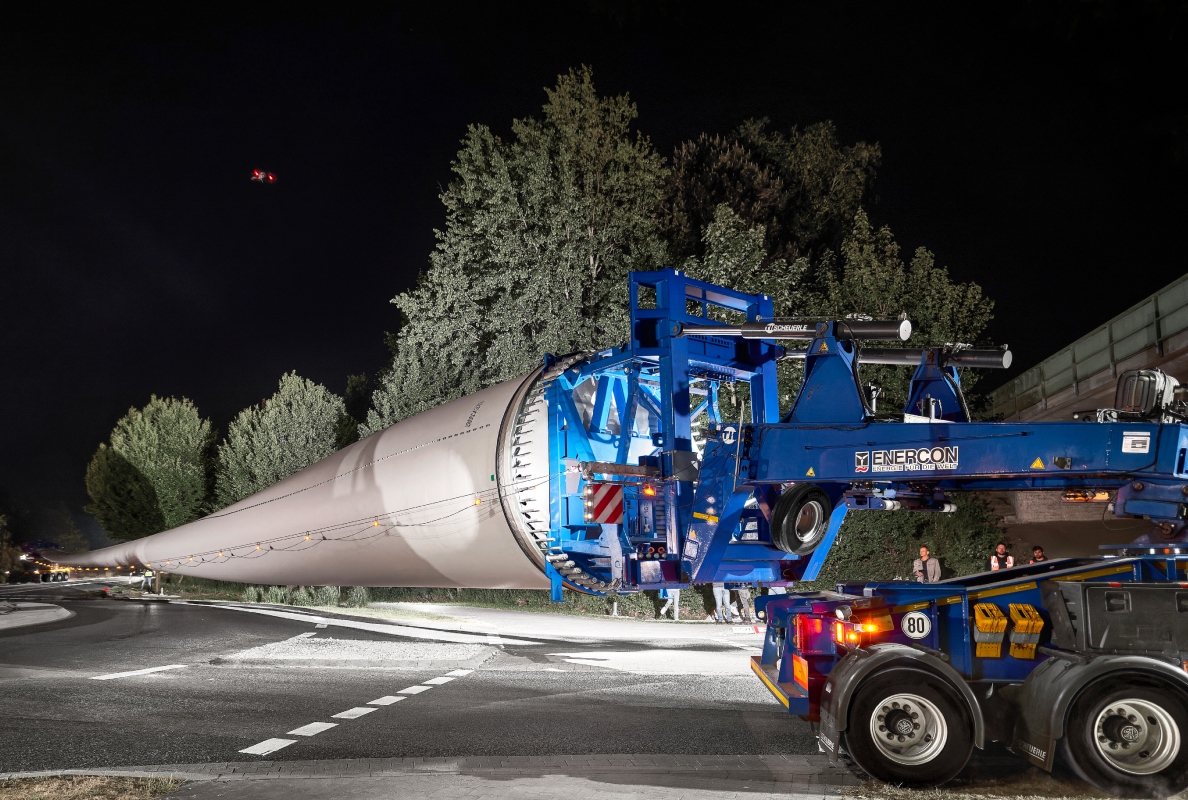 Tight roundabout, large radius: the SCHEUERLE RBTS also masters negotiating demanding inner-town and city routes at night with the highest precision.