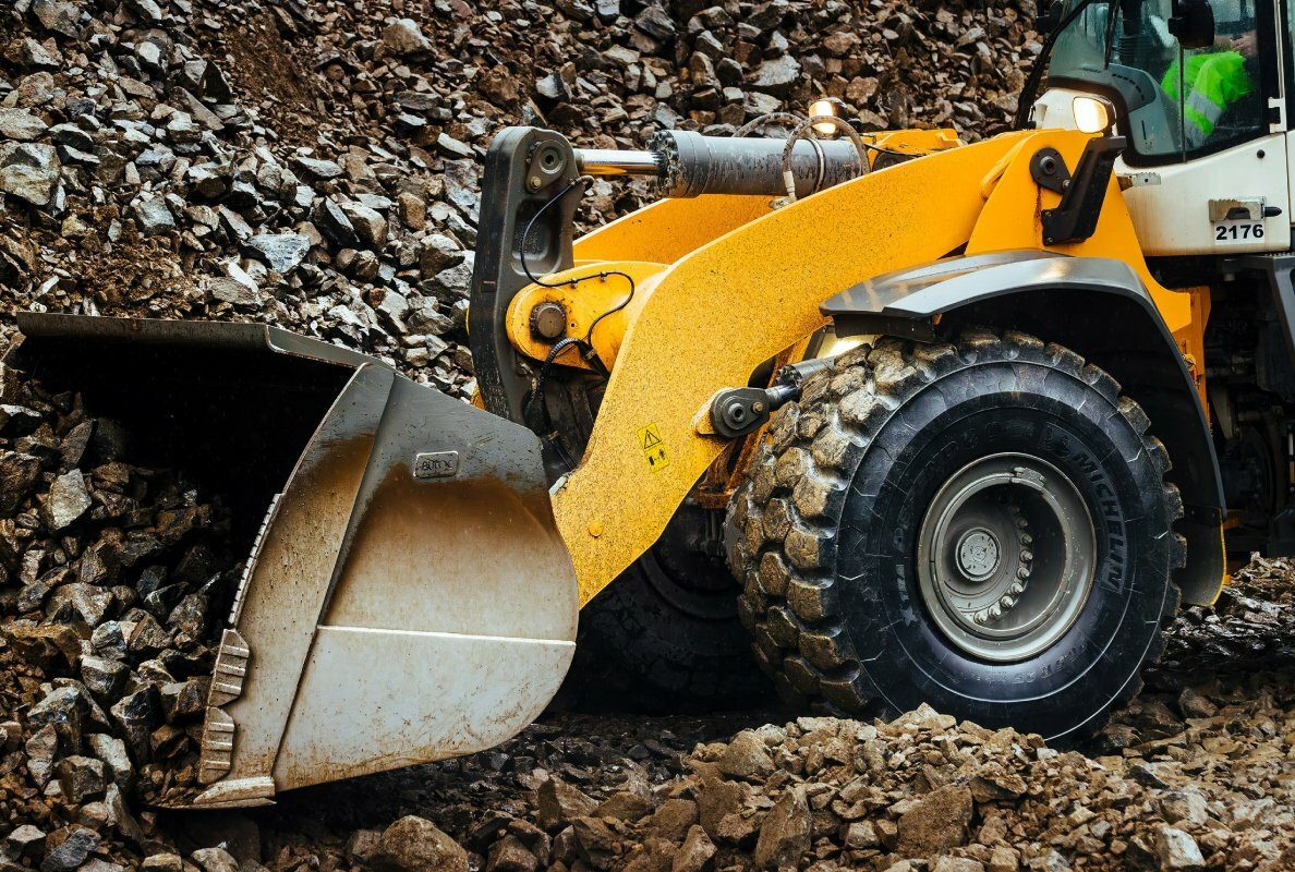 Michelin has developed the MICHELIN XTRA DEFEND E4 L4 specifically for driving on hard and muddy surfaces.
