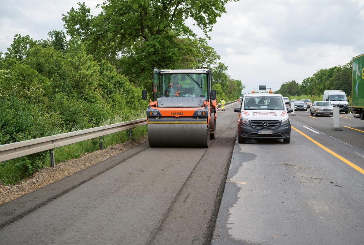 The HD+ 140i  tandem roller from Hamm assured optimal compaction of the cold mix before an HP 280i pneumatic-tyre roller took over the task of final thin cape seal surfacing.