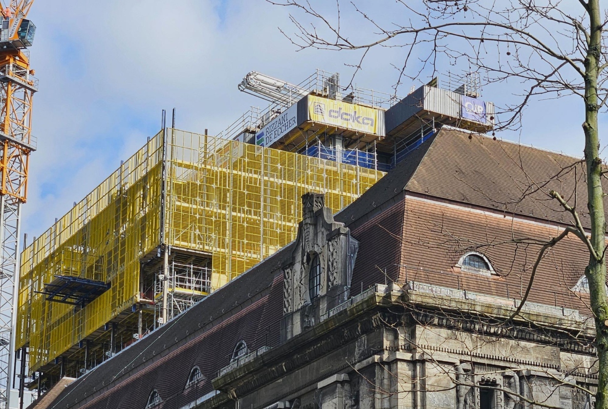 The Xclimb 60 screen automatically climbs to ensure safe working at height.