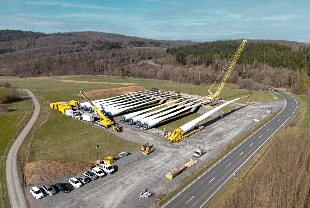 A total of 20 new ENERCON wind turbines of the type E-175 EP5 E1 are being installed at the Bad Berleburg wind farm. From the marshalling area, the rotor blades are transported to the wind farm over a distance of 45 kilometres using three SCHEUERLE BladeLifter combinations.