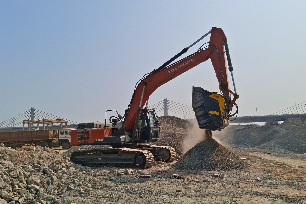 BF90.3 - TATA Hitachi EX215 - India - Quarry - Concrete debris