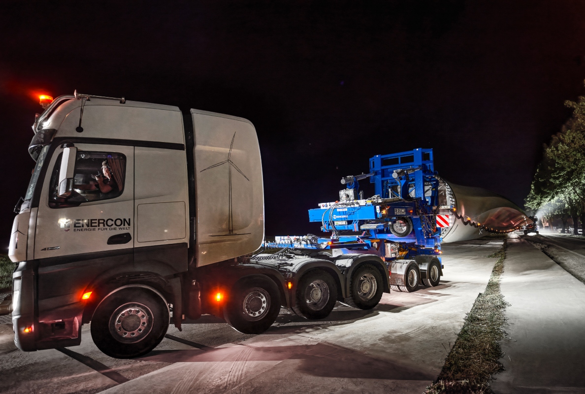 Tackling the last 800 metres in reverse gear – perfect interaction between driver and the rear steering brings the rotor blade safely to its destination.