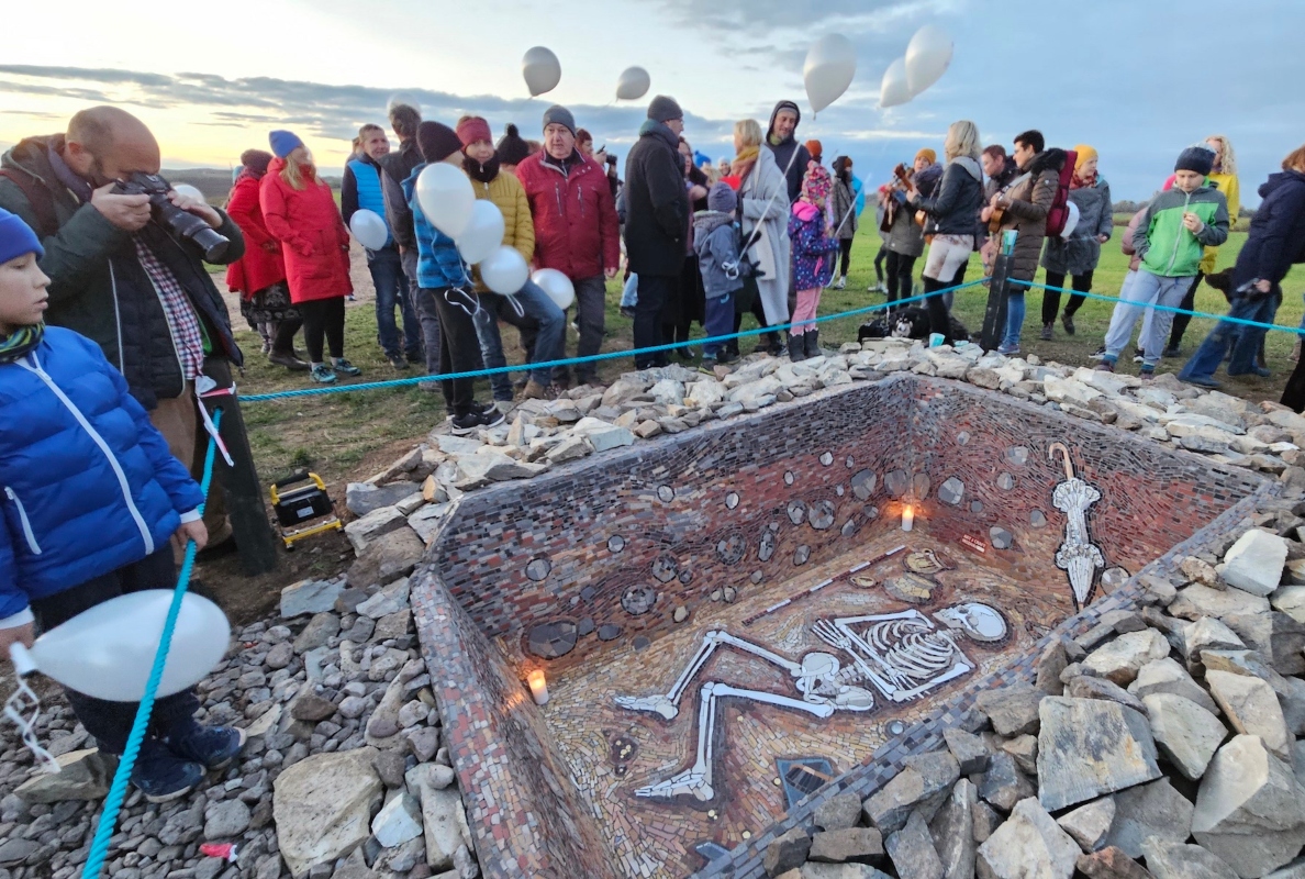 Bobcat E27 and the Bronze Age in the Czech Republic