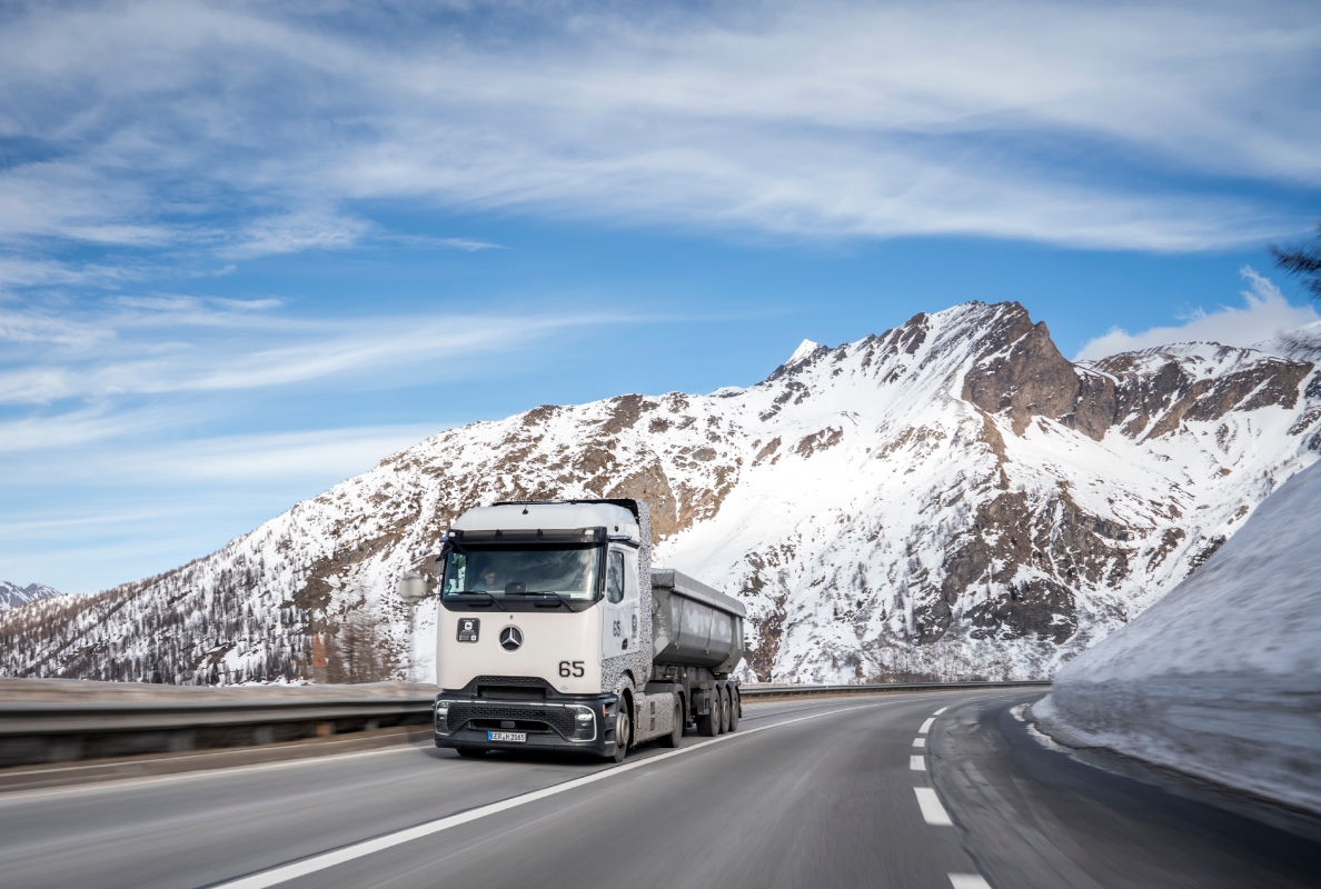 Winter Testing Mercedes-Benz GenH2 Truck in Switzerland