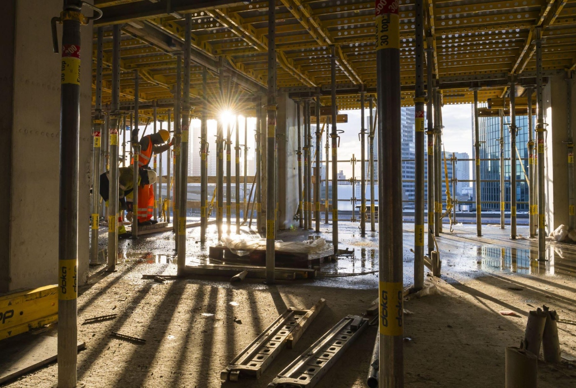 The beamless Dokadek 30 hand-set formwork allows slabs and columns to be easily repositioned by hand, thus reducing forming times.