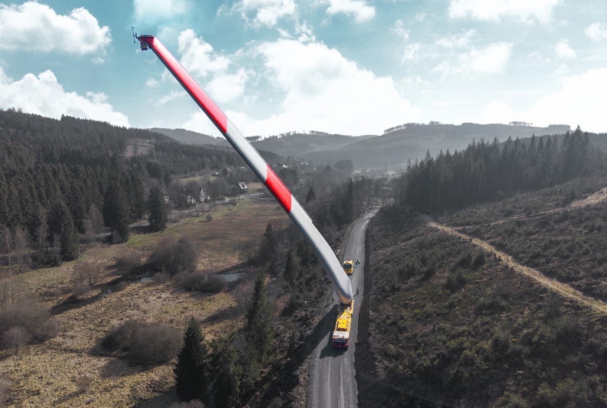 Over 85 metres in length: The rotor blades of the E-175 EP5 E1 place the highest demands on transport logistics and route planning.