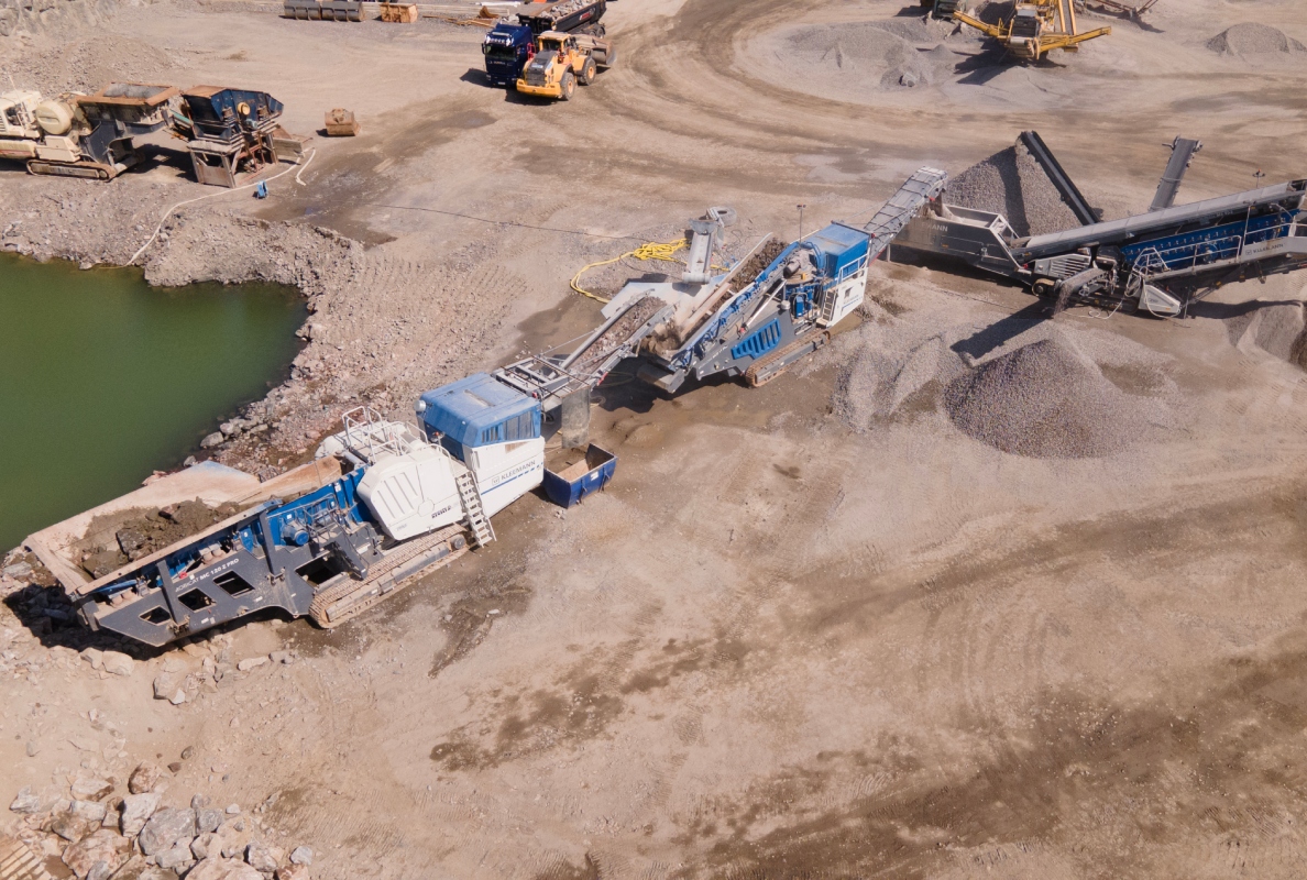 The material flow: The Kleemann jaw crusher pre-crushes the material, the cone crusher shapes it, and the screening plant classifies it into two final products and separates out the oversize grain.