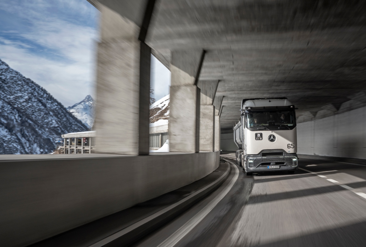 Winter Testing Mercedes-Benz GenH2 Truck in Switzerland