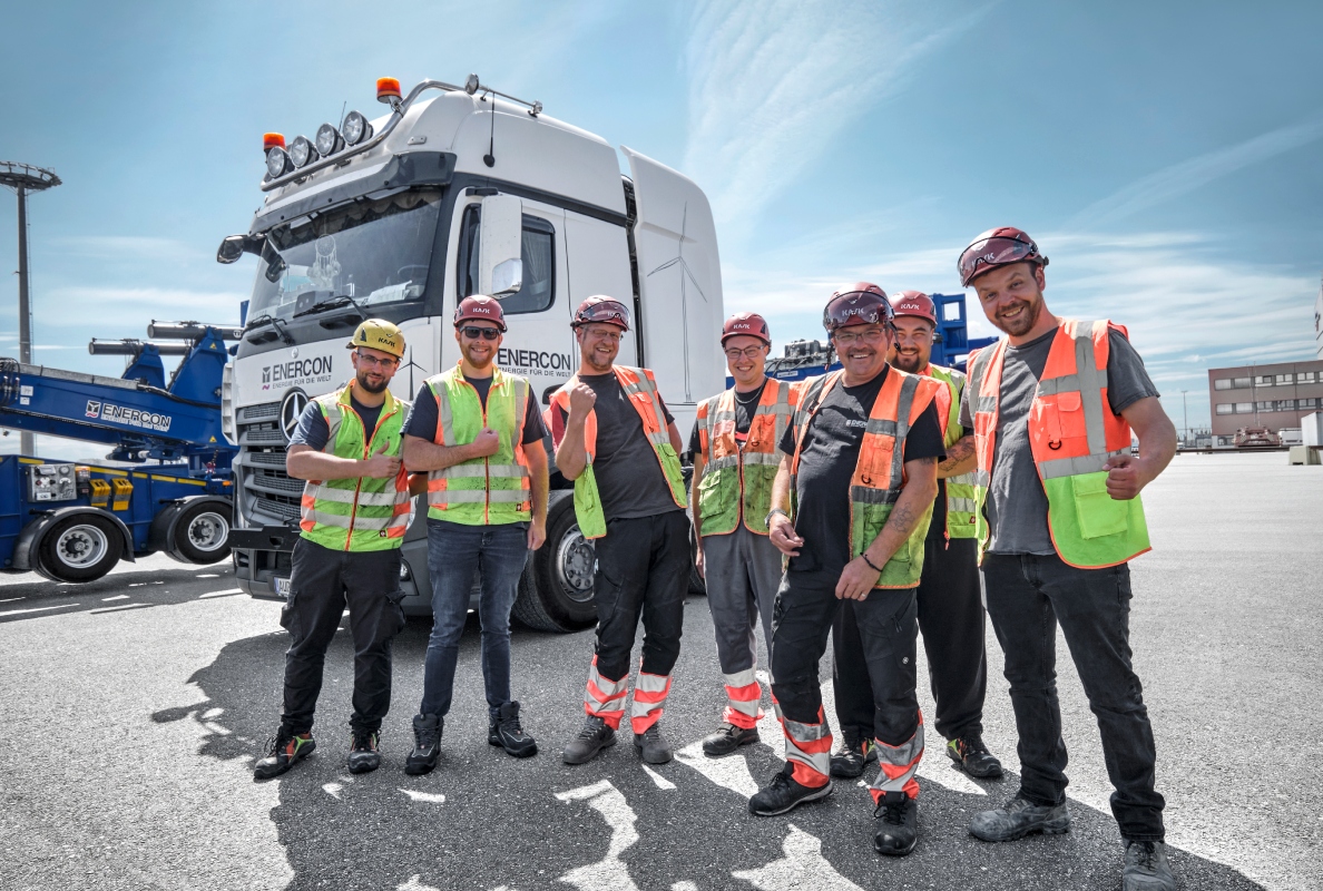 Strong team, strong technology: satisfied faces after the successful completion of the first transports with the SCHEUERLE RBTS.