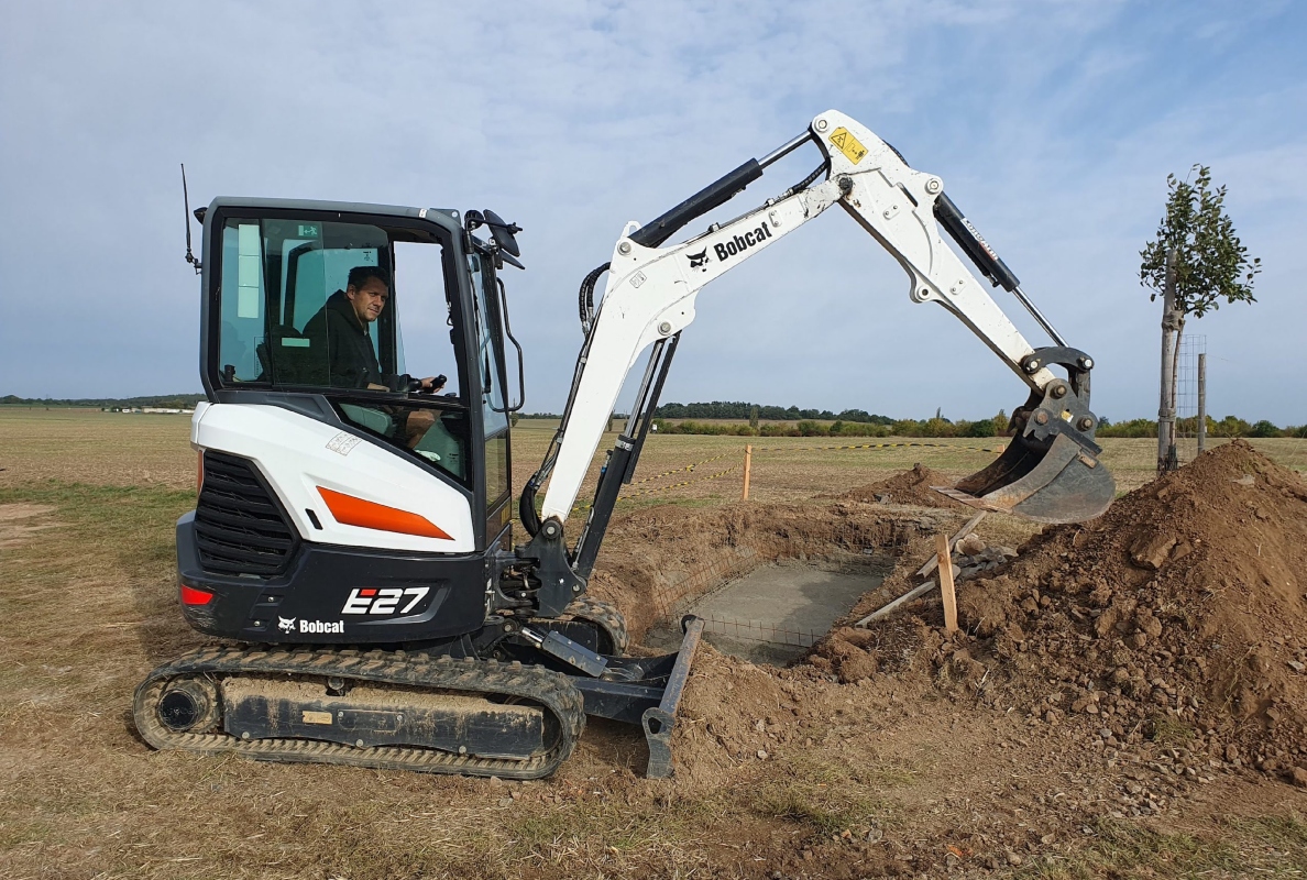 Bobcat E27 and the Bronze Age in the Czech Republic