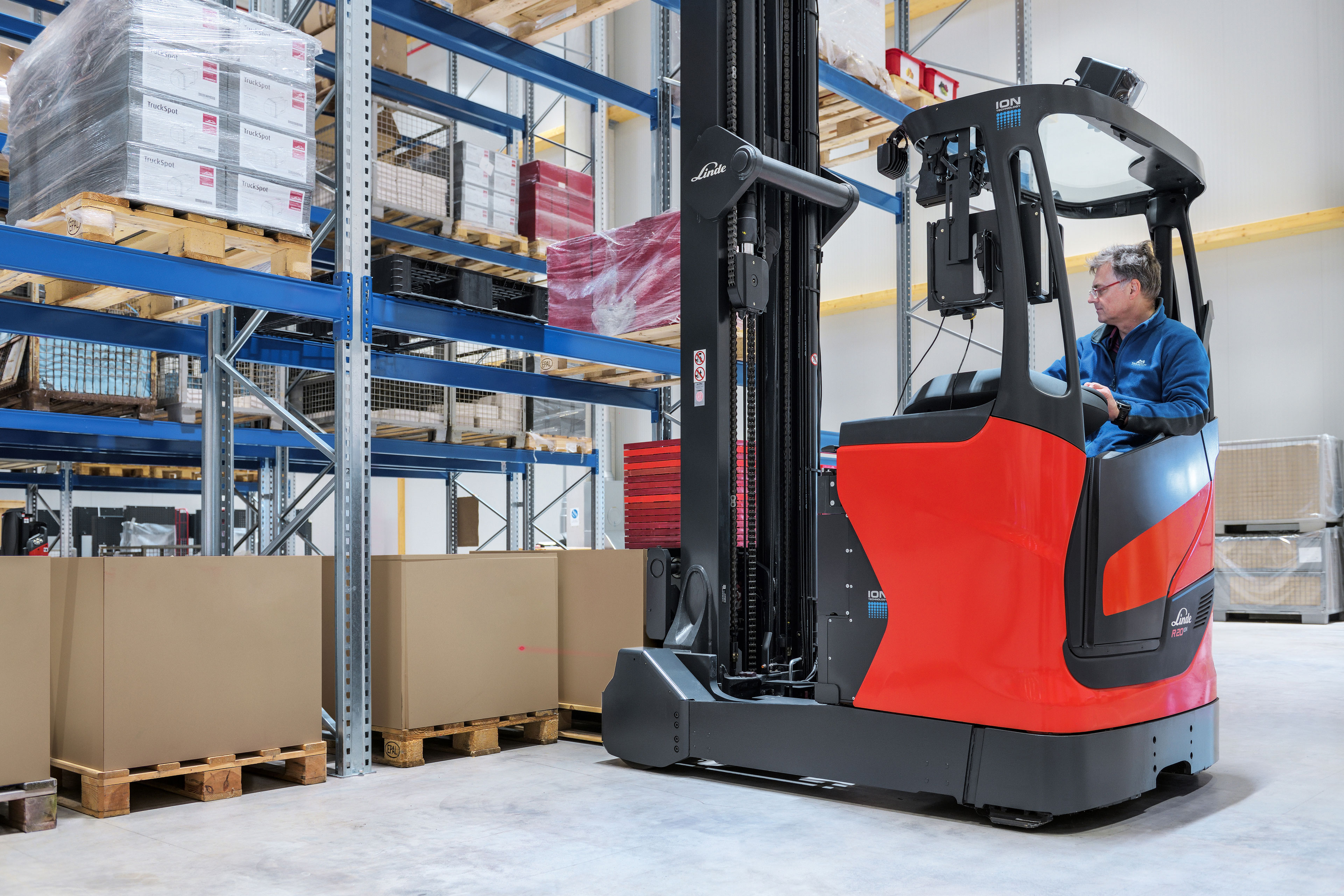 The Rack Protection Sensor (RPS) for reach trucks from Linde Material Handling detects objects that come into focus in the light beam in front of them. If an obstacle is identified, the assistance system dynamically brakes the truck, thus avoiding damage.