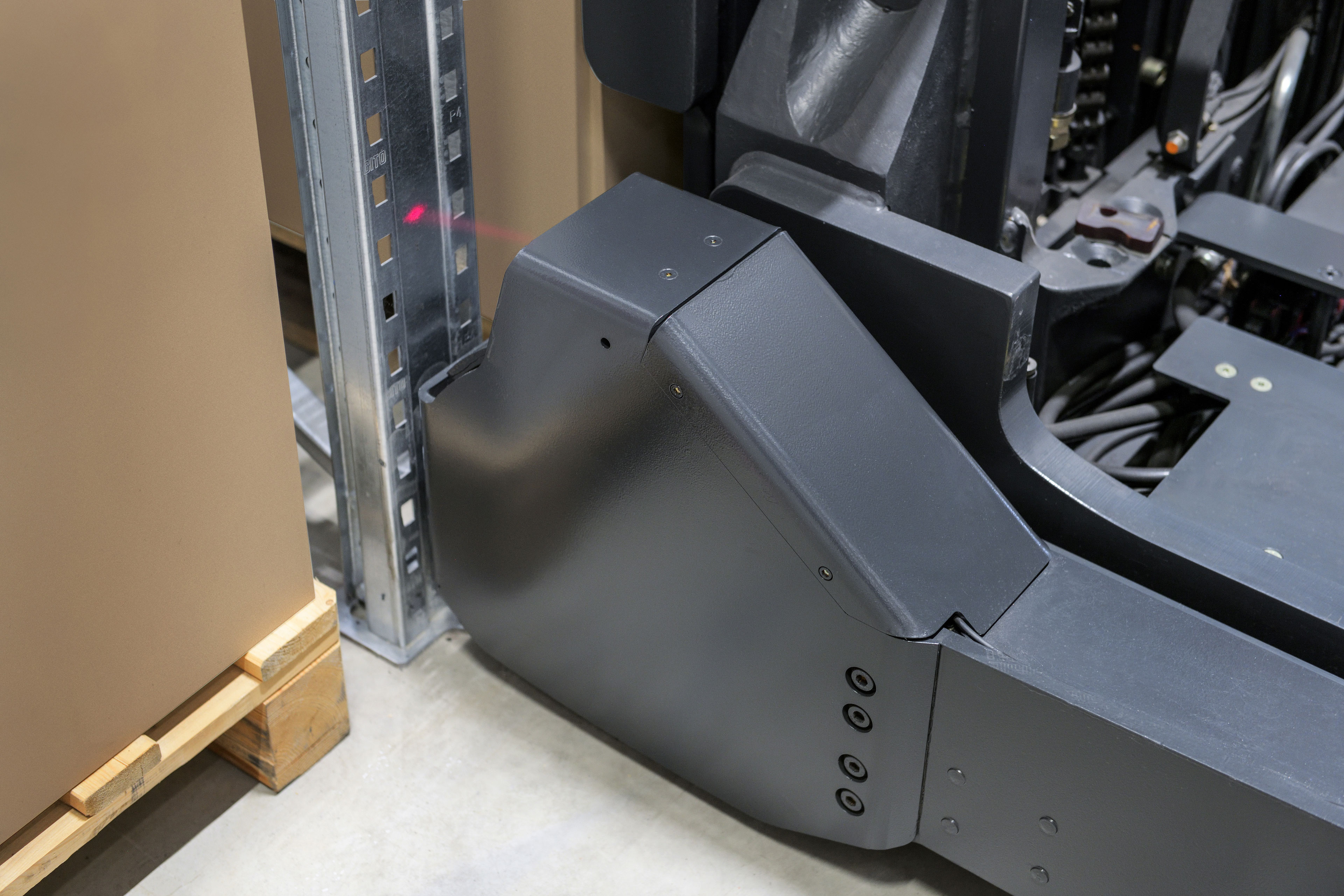 The Rack Protection Sensor for reach trucks from Linde Material Handling supports the fast yet safe maneuvering of goods as an “additional eye at ground level”. 
