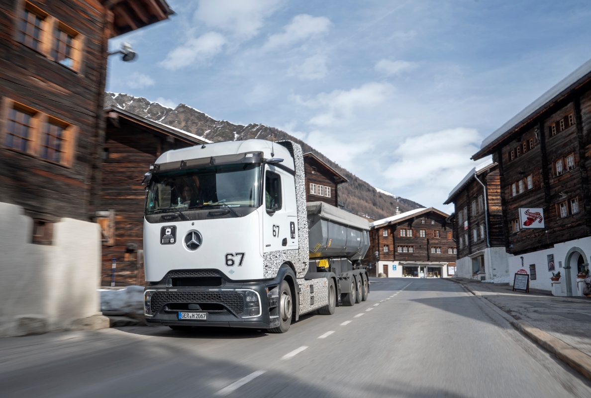 Winter Testing Mercedes-Benz GenH2 Truck in Switzerland