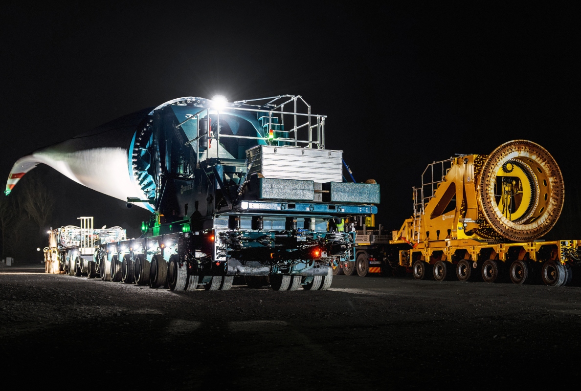Three SCHEUERLE BladeLifter systems in operation: A total of 60 rotor blades are transported to the Bad Berleburg wind farm in multiple stages. 