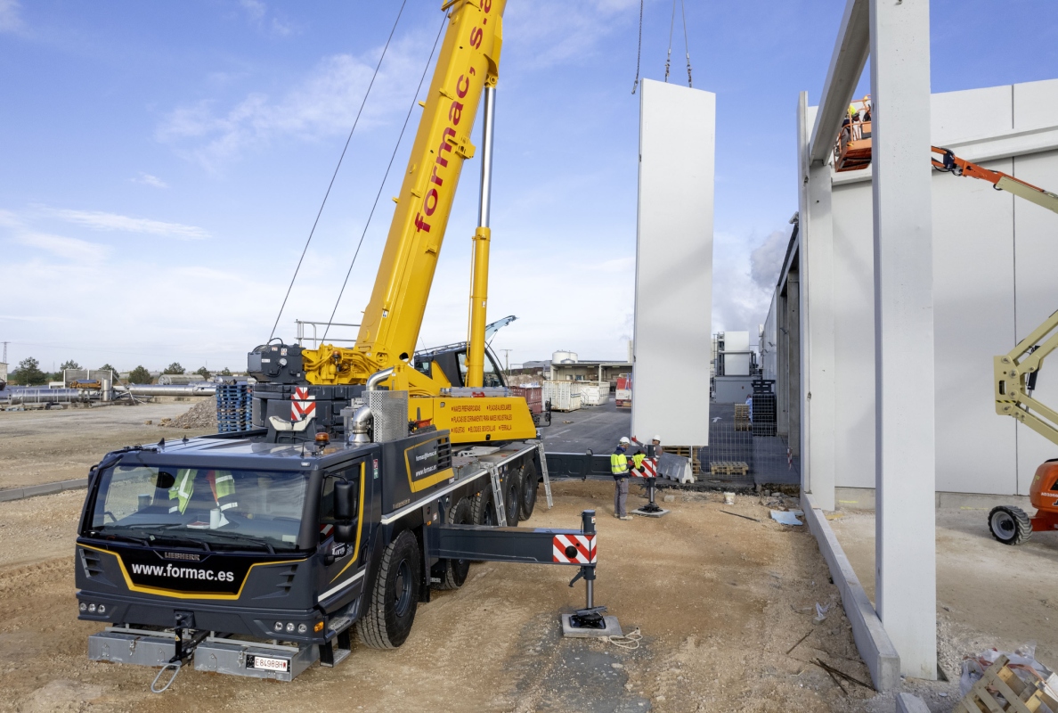 Formac manufactures and builds industrial halls using precast concrete elements: A good working tool is part of our commitment to our customers.
