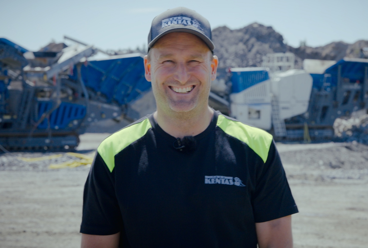 Freddie Erickson, co-owner of Kentas Last & Schakt AB, is convinced: The switch to fully electric operation of the Kleemann plant train was an economically sound decision.