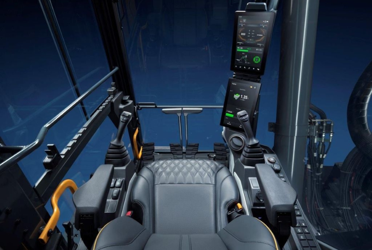 HX260 and HX260N Next Generation excavator launch