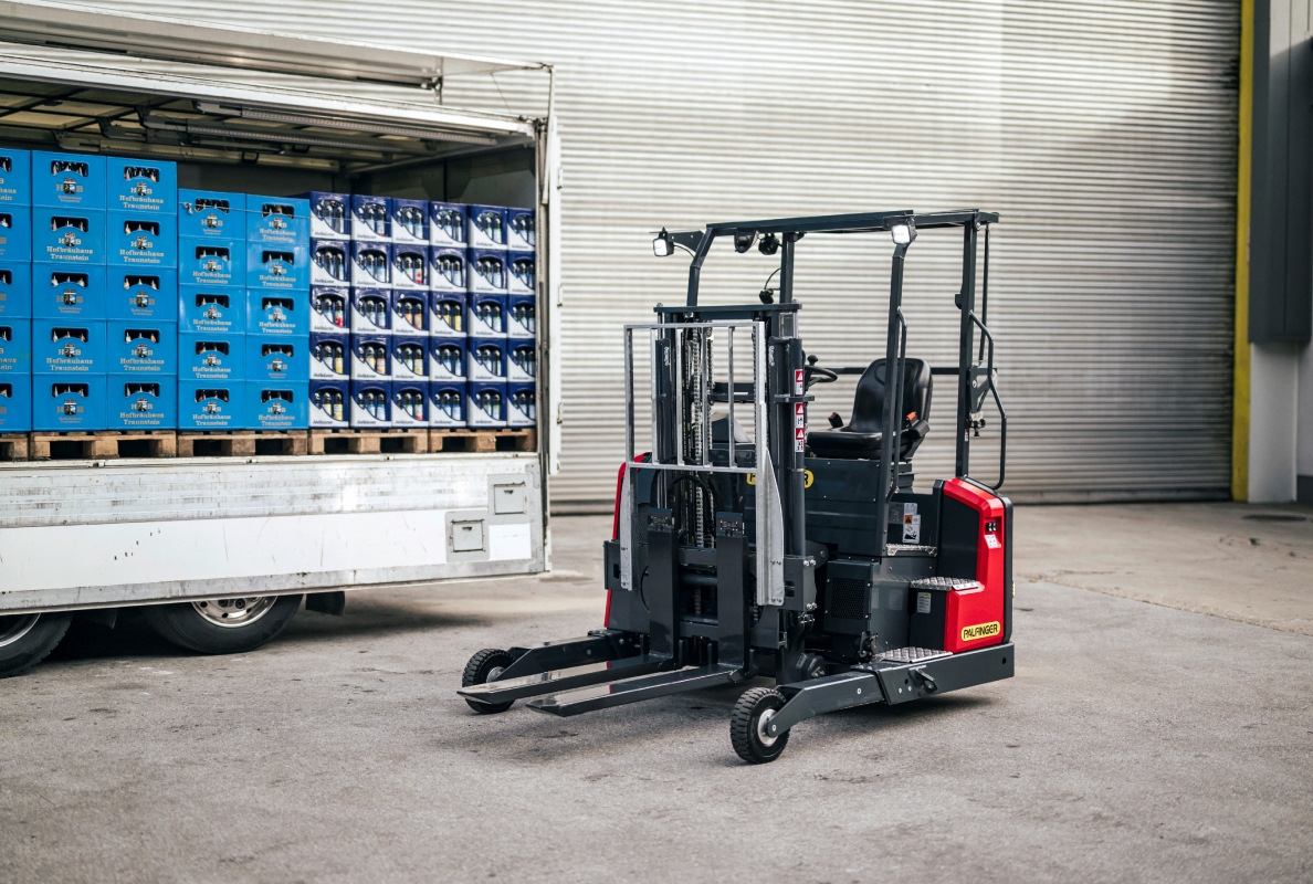 With its compact design and a load capacity of 1.5 tons the FLM 15 performs particularly well in confined work areas.