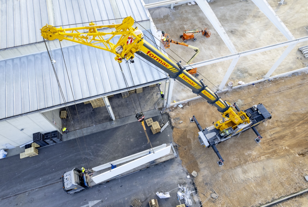 The components are loaded from the transporter using an erection jib in two-hook operation ...