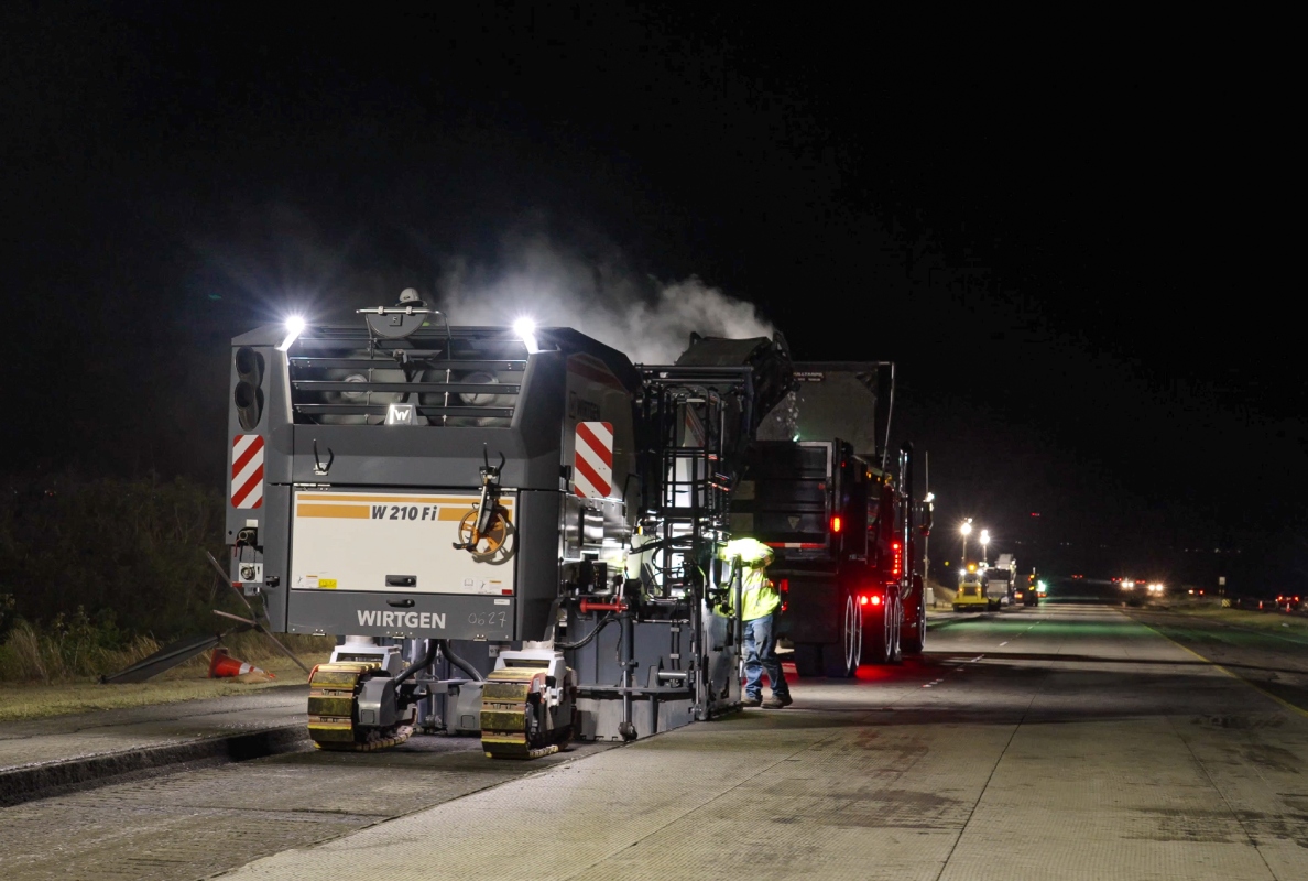 20% of the material removed by the two Wirtgen milling machines was re- used for the new surface layer and laid down with the Vögele paver.