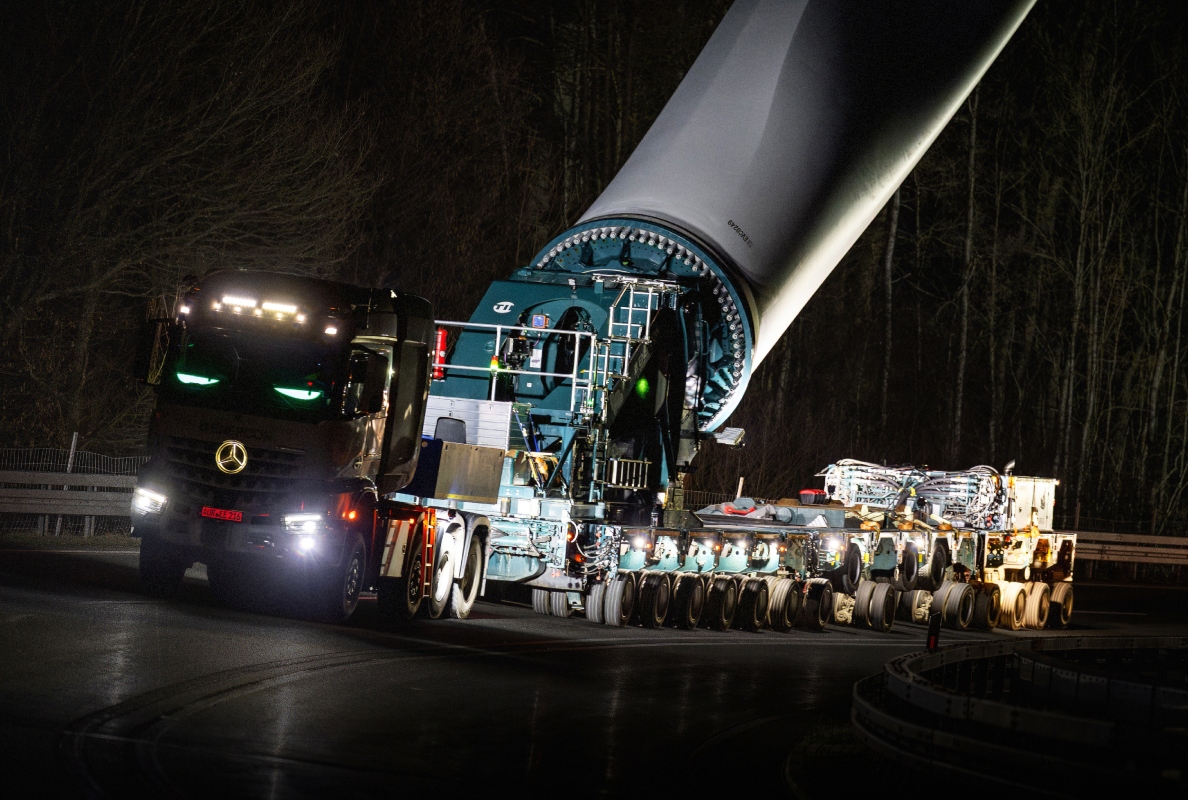 Transports take place both during the day and at night to optimally manage the complex conditions along the route.