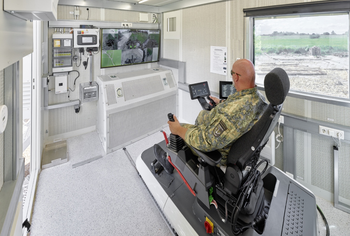 Everything safely in view: The Liebherr PR 726 Crawler Dozer can be controlled with LiReCon under teleoperation from the control station in the container.