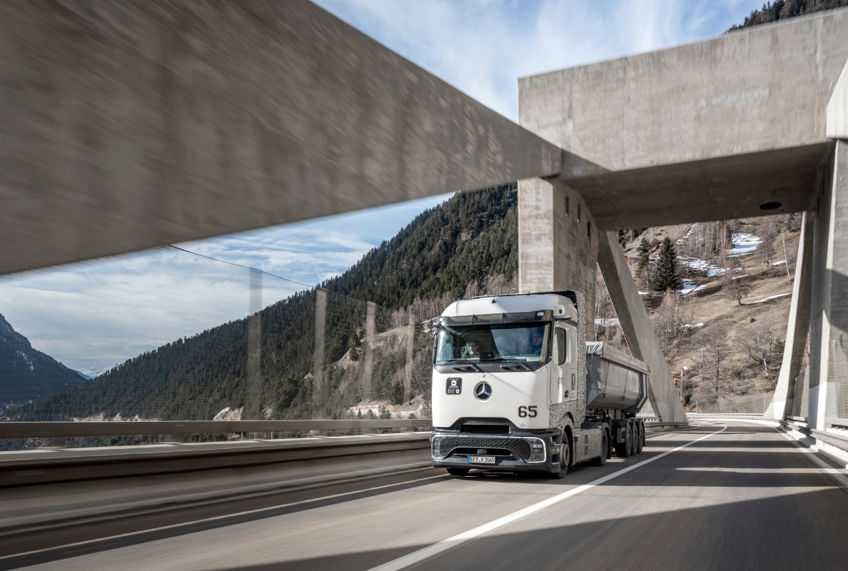 Winter Testing Mercedes-Benz GenH2 Truck in Switzerland