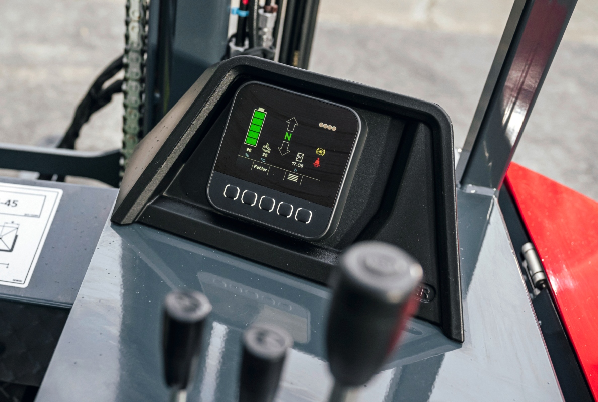 On fully electric models, the battery status is clearly visible on the display.