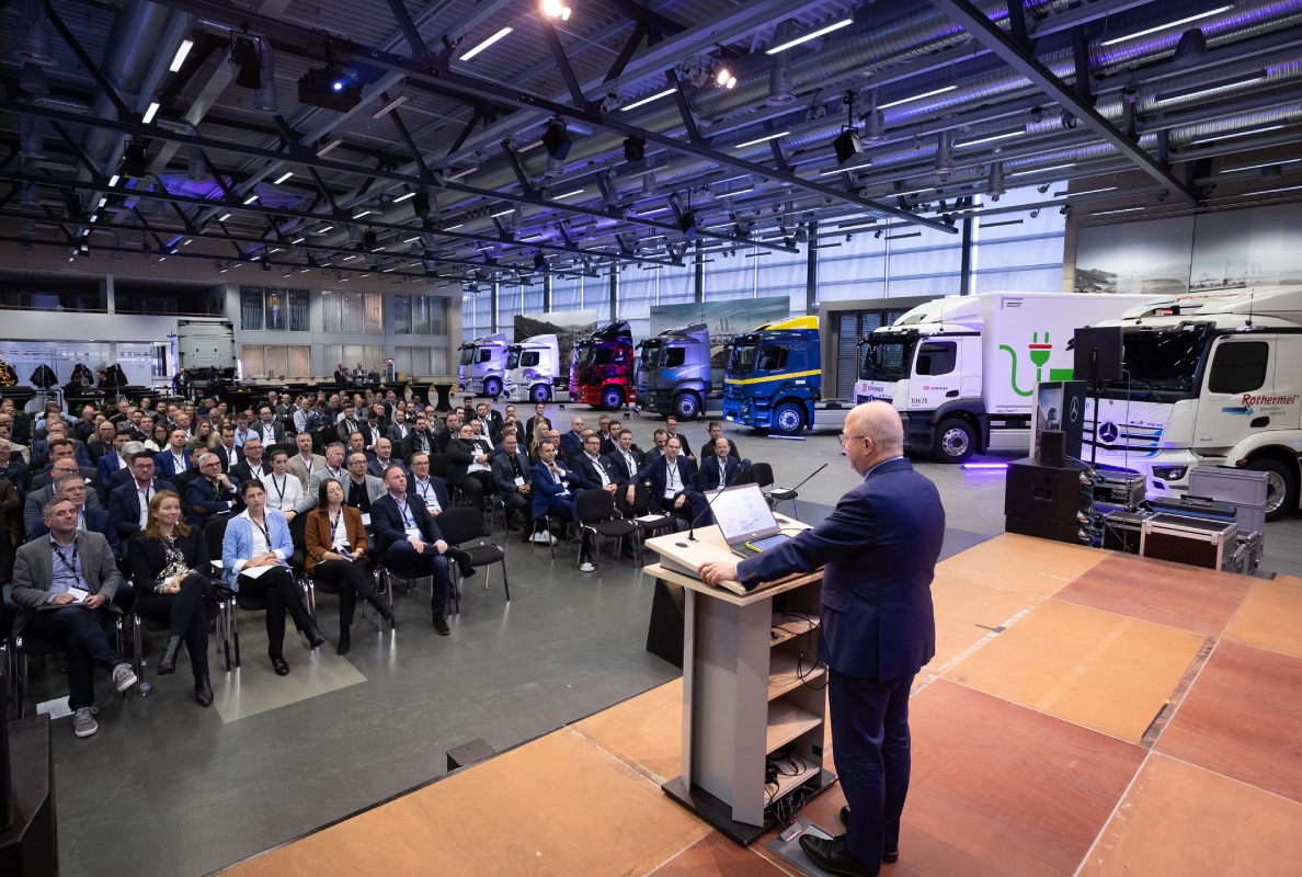 Michael Theurer, Parliamentary State Secretary to the Federal Minister for Digital and Transport, gave a welcome address on the delivery of the first vehicles