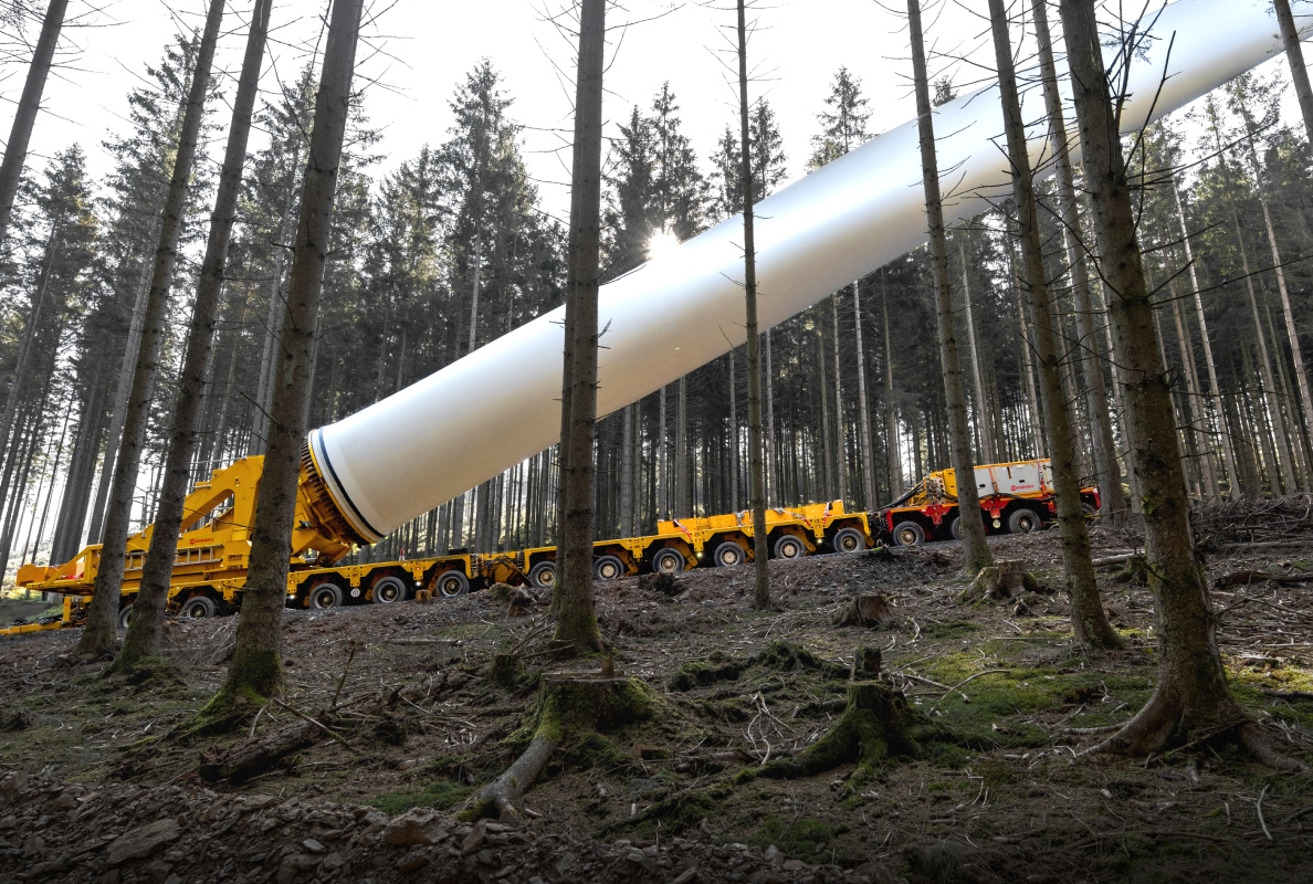 Challenging gradients included: Within the wind farm, inclines of up to 16 percent must be mastered – a particular challenge for both equipment and operators.
