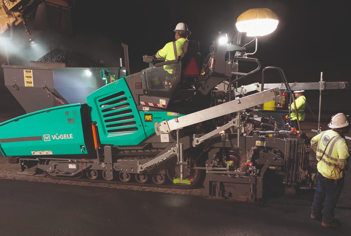 The work on the highway was carried out at night. Light balloons from Vögele ensured maximum visibility on the construction site.