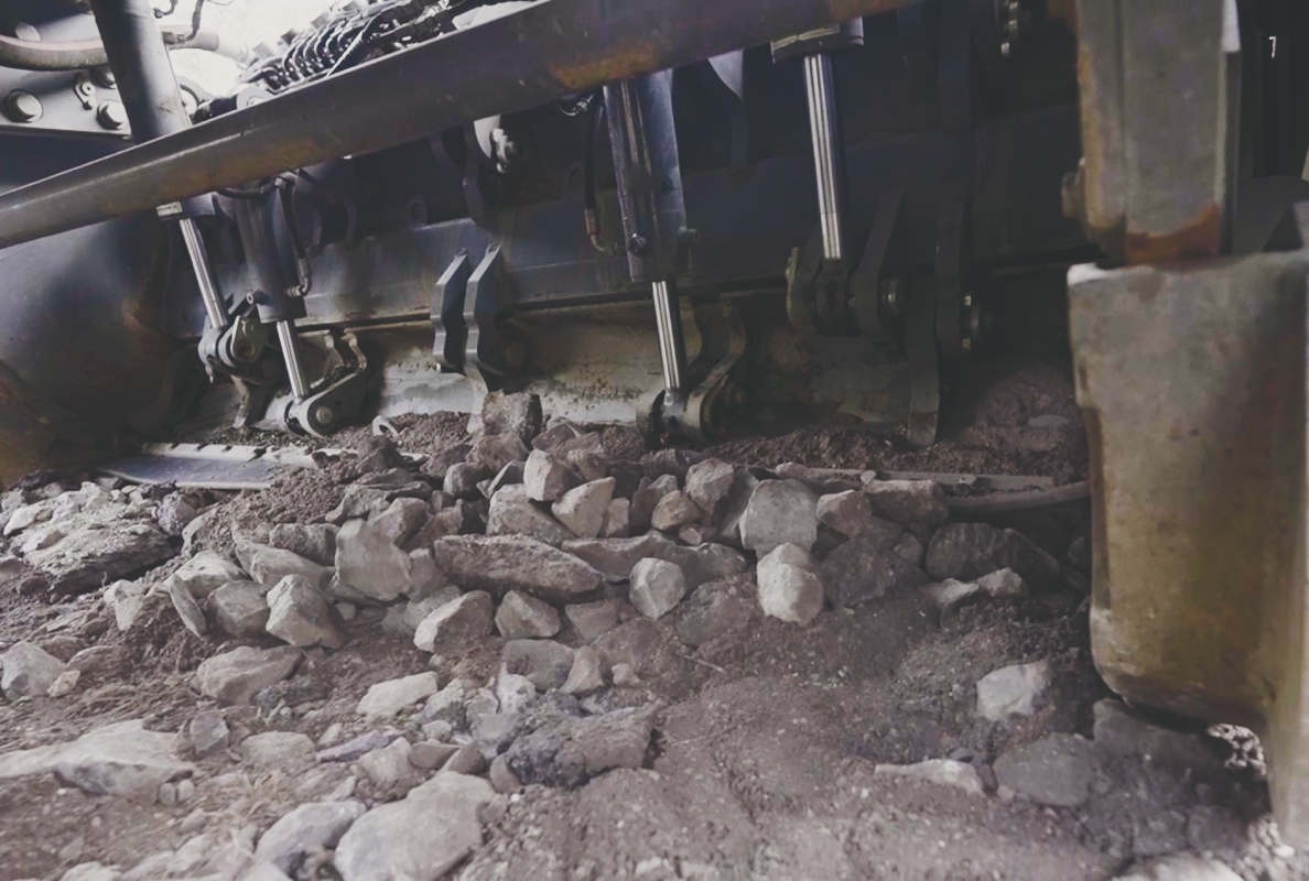The Wirtgen Rock Crusher can crush hand packed stone layers and individual stones with edge lengths of up to 300 mm.