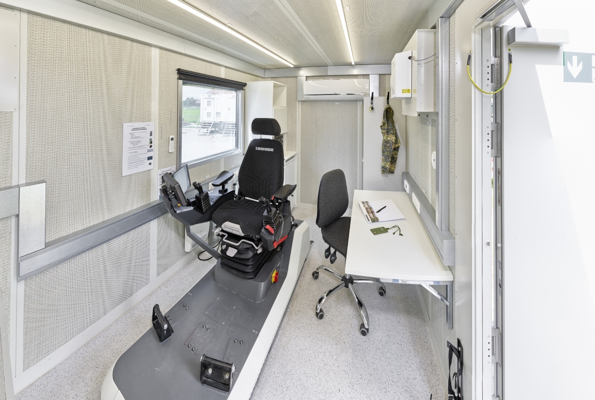 The fully equipped Workplace of the Future - container with the new LiReCon for Crawler Dozers.