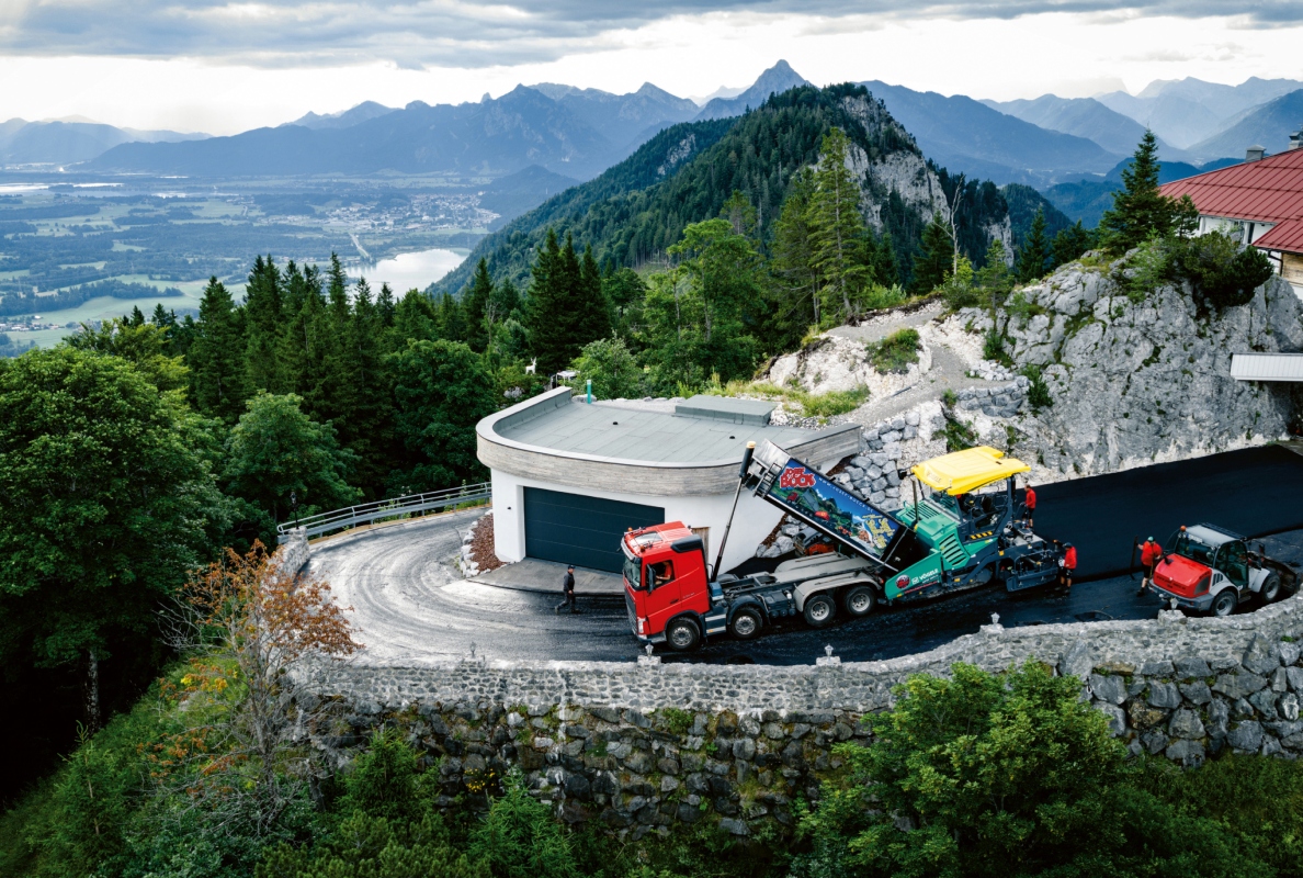 In use: The Vögele SUPER 1800-5 X paver and the HD 13 VO and HD 10 VT tandem rollers from Hamm.